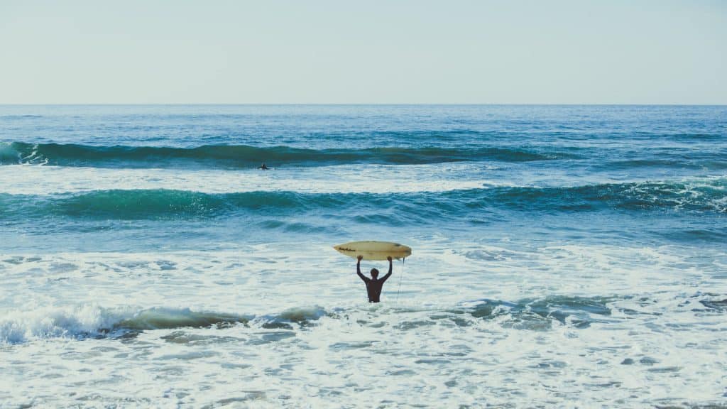 Photographing surfing by Jordane Devos