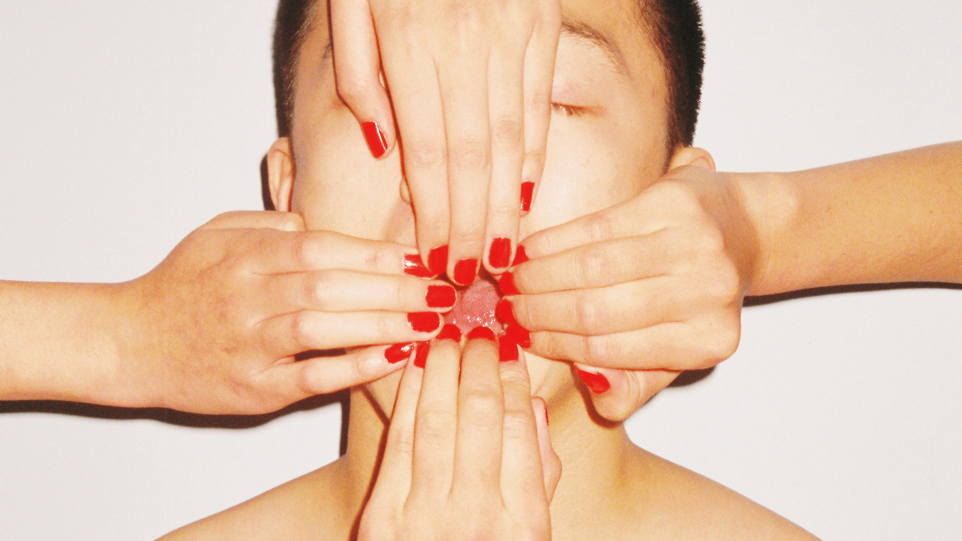 Ren Hang : jeu des corps et des mains