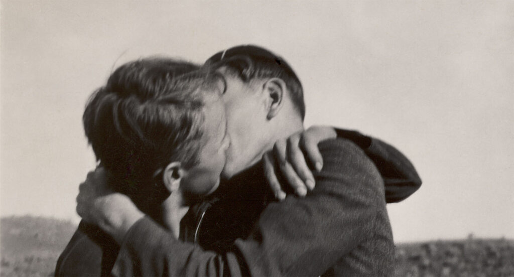 Ils s’aiment: un siècle de photos d’hommes amoureux