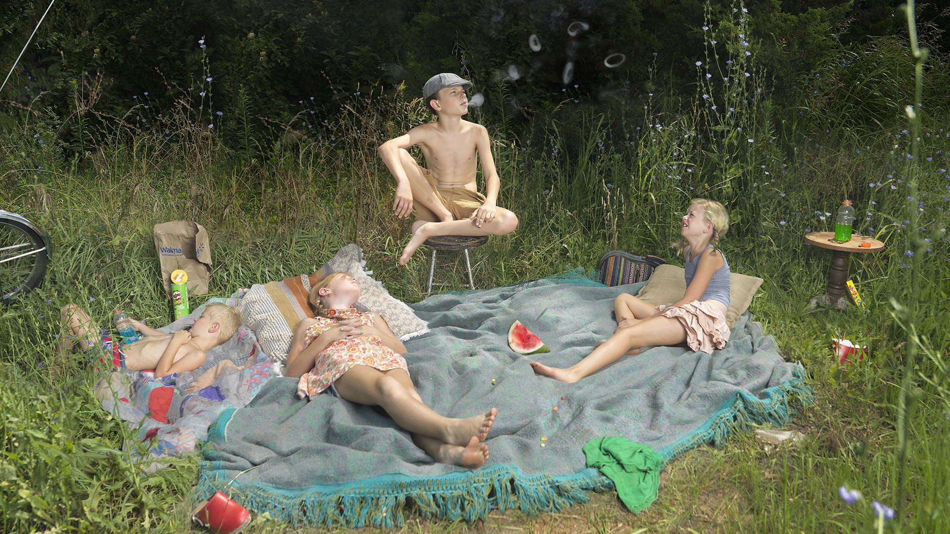 Julie Blackmon, photographe surréaliste de la vie américaine contemporaine