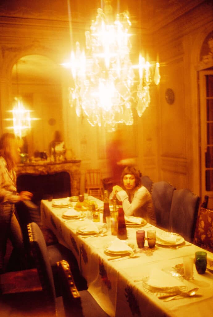 Photo de Charlie Watts à table par Dominique Tarlé en 1971