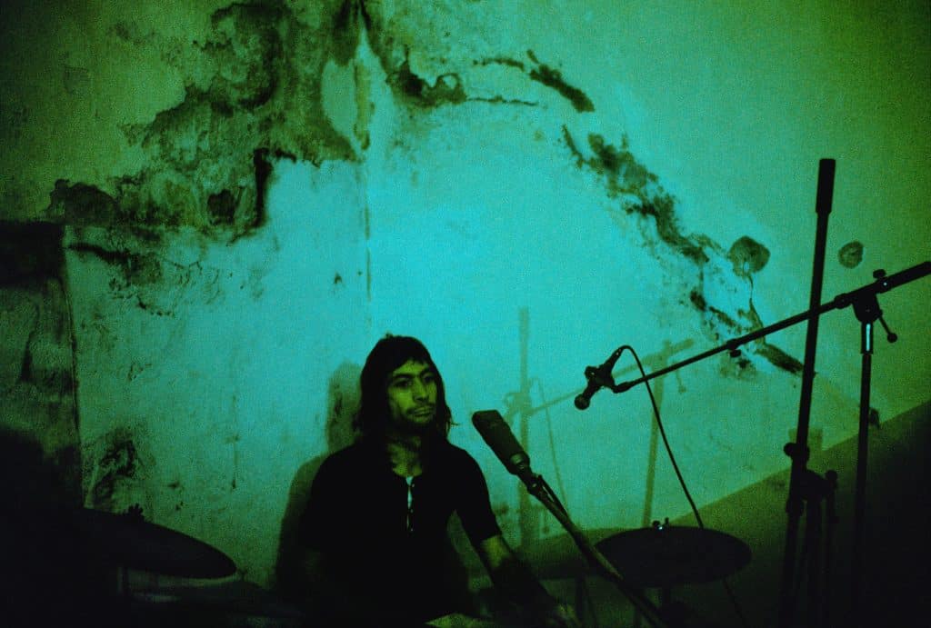 Photo de Charlie Watts derrière une batterie par Dominique Tarlé en 1971