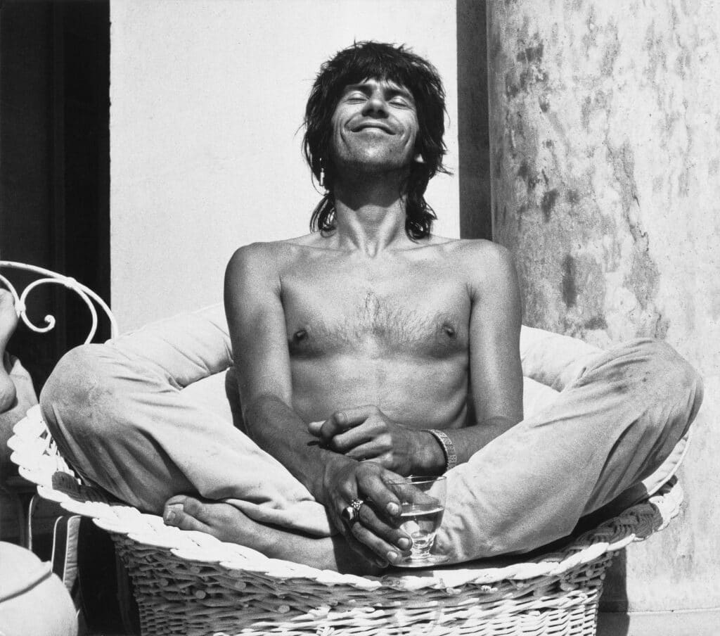 Photo de Keith Richards prenant un bain de soleil par Dominique Tarlé en 1971