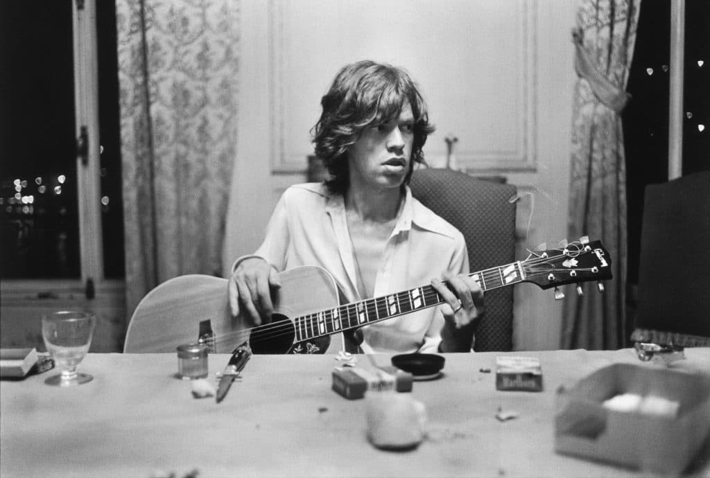 Photo de Mick Jagger avec une guitare par Dominique Tarlé en 1971