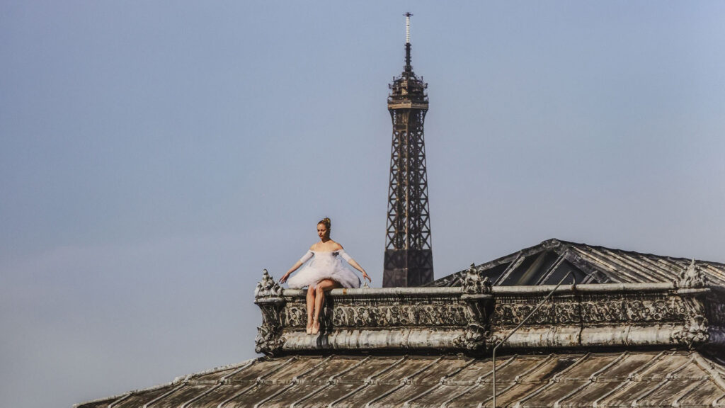 JR, ballerines sur les toits de Paris