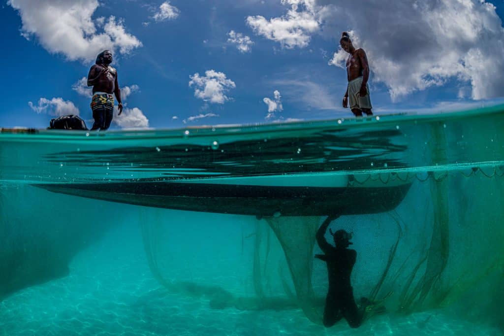 Preparing the fishing set.