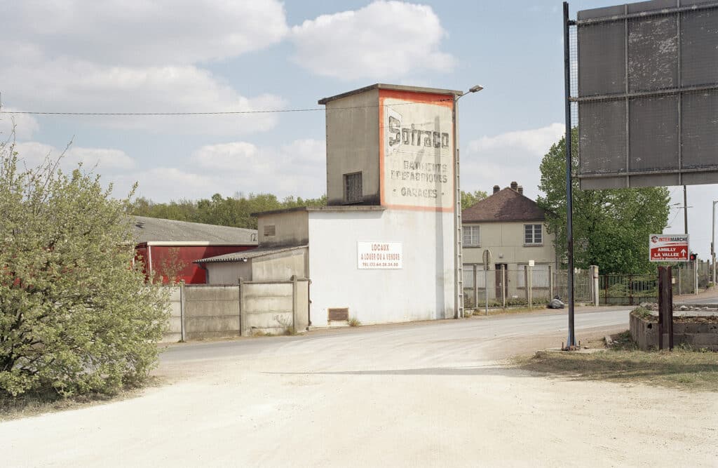 Amilly, Loiret, 2002 © Thibaut Cuisset, Courtesy Galerie Les filles du calvaire / ADAGP, Paris, 2021