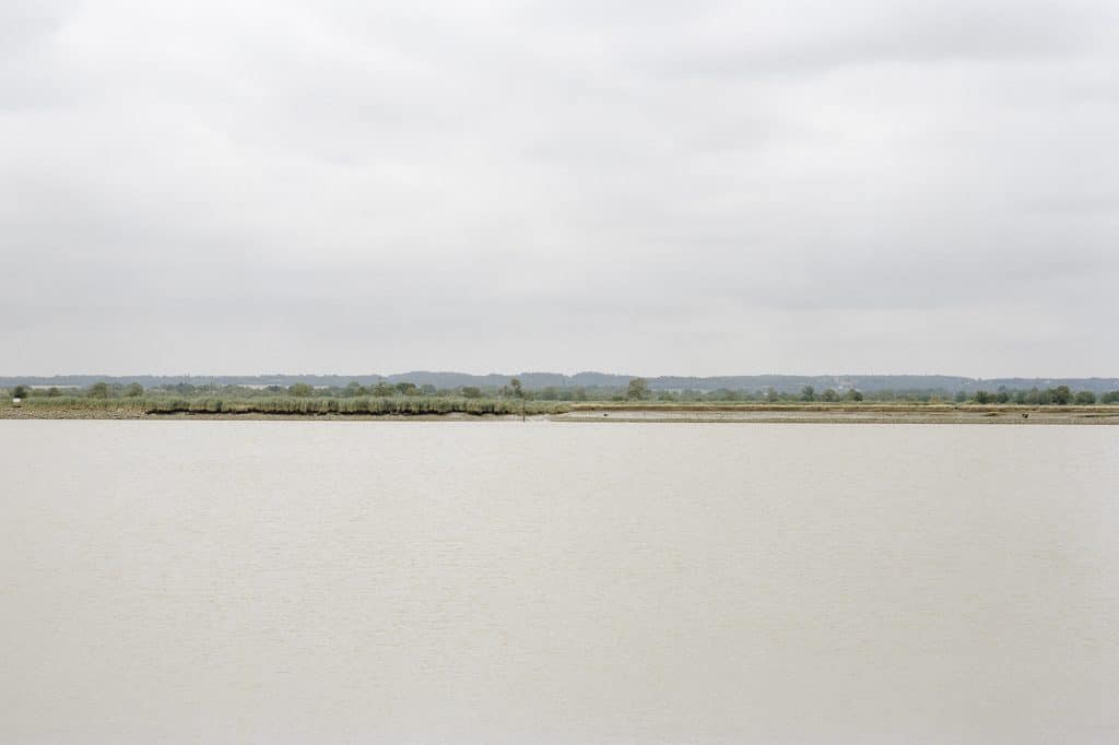 Entre Nantes et Saint-Nazaire, Loire-Atlantique. 2004 © Thibaut Cuisset, Courtesy Galerie Les filles du calvaire / ADAGP, Paris, 2021