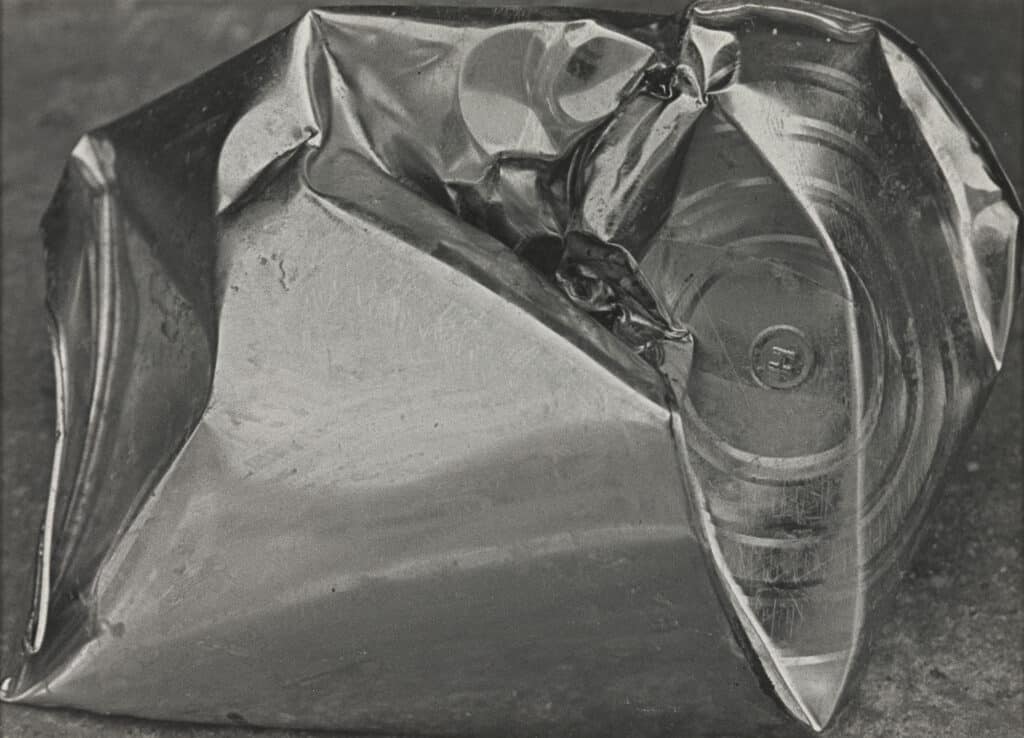 Roy DeCarava, Cannette écrasée, 1961, Roy DeCarava © Fonds Roy DeCarava. Tous droits réservés. Avec l'aimable autorisation de l'artiste et de David Zwirner