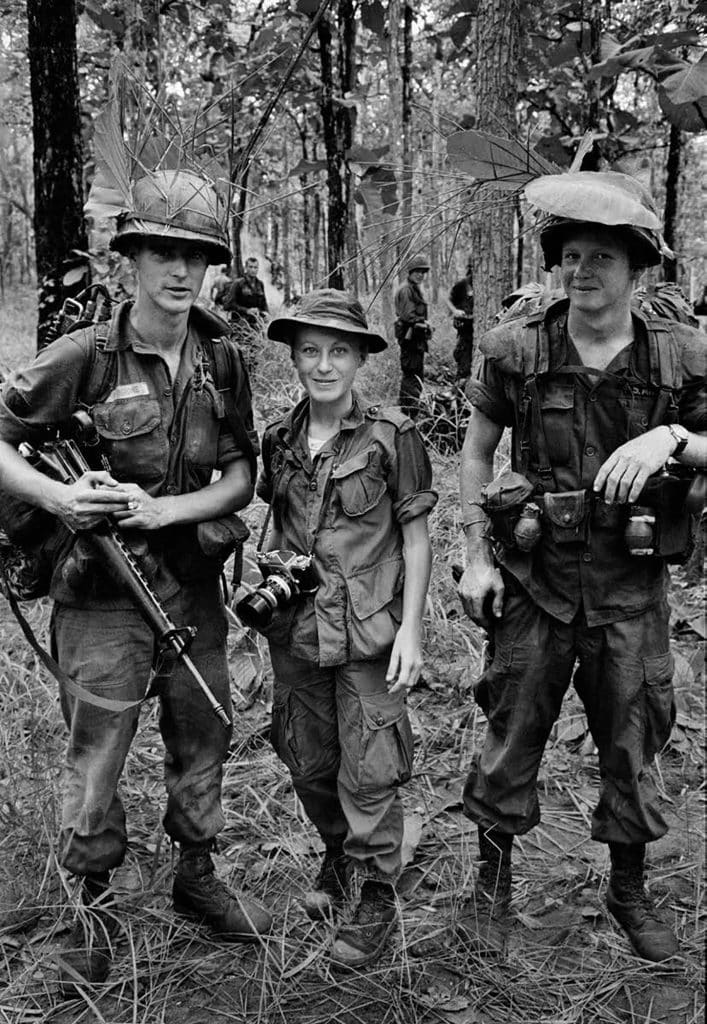 Photo de Catherine Leroy avec deux soldats au Vietnam