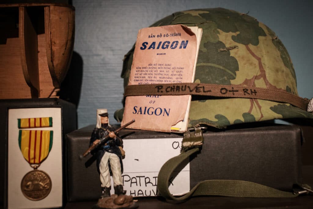 Photo de Patrick Chauvel montrant un de ses casques portés au Vietnam