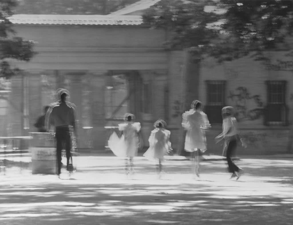 Roy DeCarava, Six silhouettes dans la lumière du soleil © Fonds Roy DeCarava. Tous droits réservés. Avec l'aimable autorisation de l'artiste et de David Zwirner