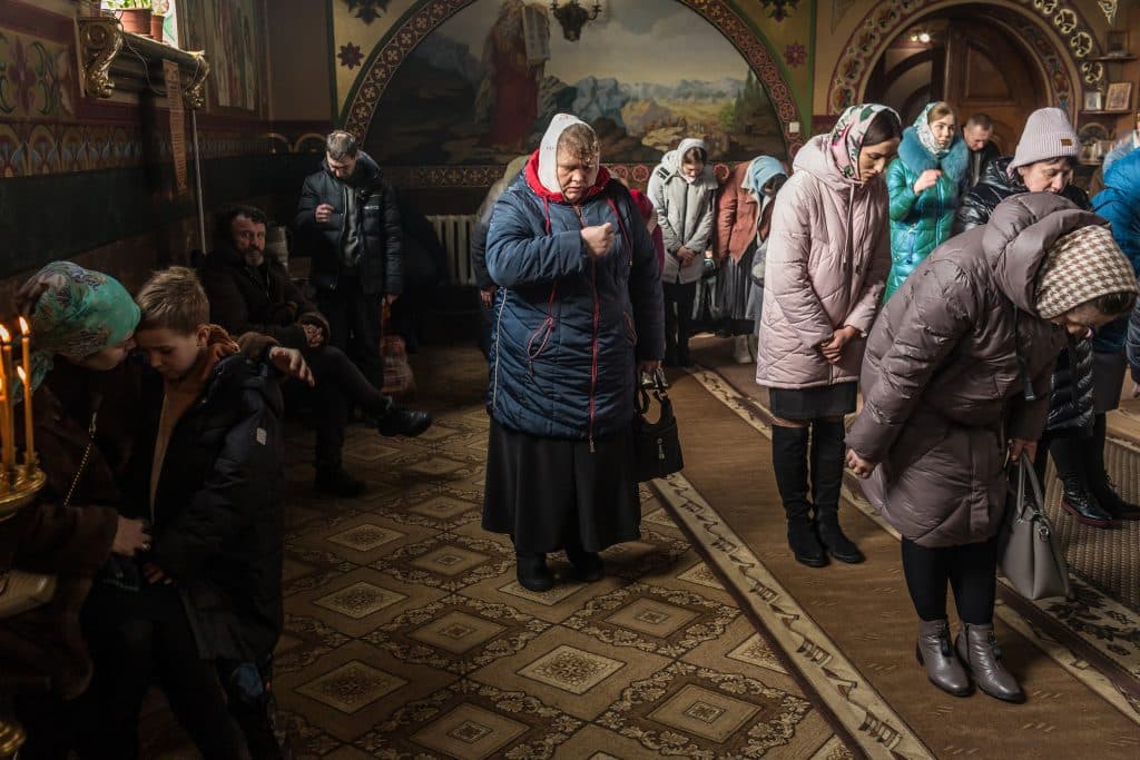 Des résidents locaux sont venus pour l'office du dimanche à l'église Saint Paraskeva à Kalynivka, région de Vinnytsia, Ukraine, le 27 février 2022. © Oksana Parafeniuk