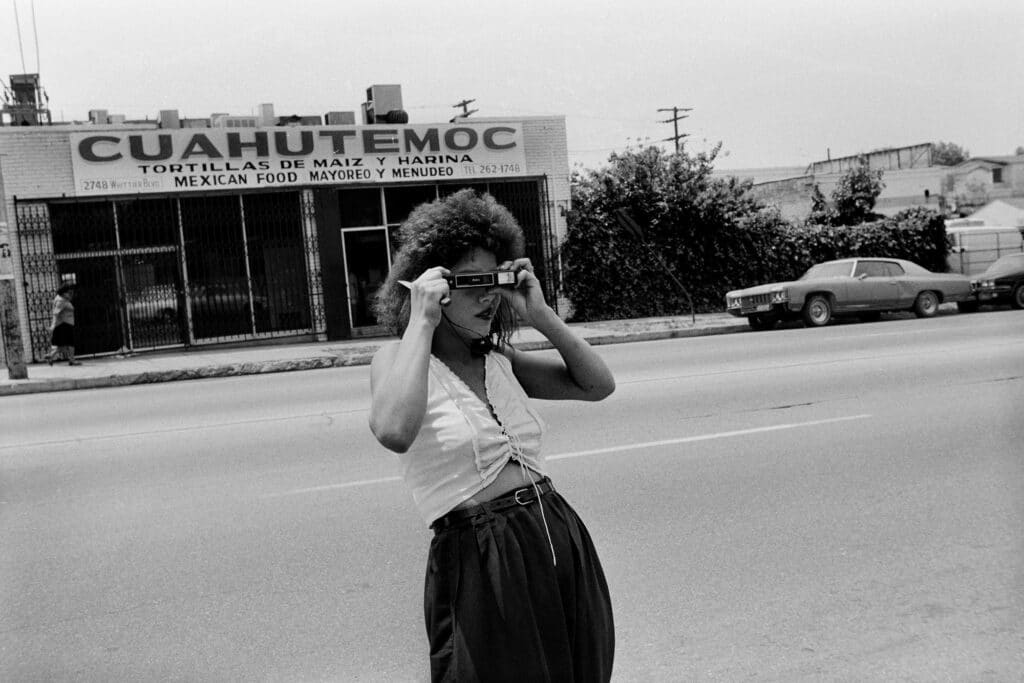 Cristina tomando fotos, White Fence, East L.A, Estados Unidos, 1986 © Graciela Iturbide