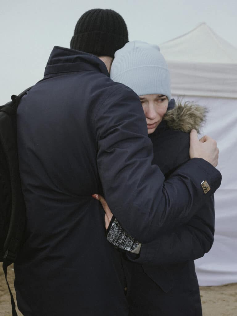 Viktor et sa femme Anna, dans un centre d’accueil pour réfugiés près de la frontière entre l’Ukraine et la Pologne. 3 mars 2022 © Ismail Ferdous / VU’ pour Blind