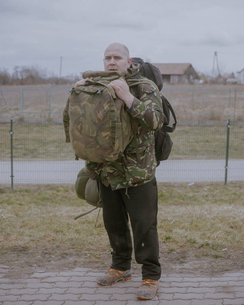 Neil, un ancien combattant écossais qui part se battre pour l’Ukraine, près de la ville de Medyka, en Pologne. 5 mars 2022 © Ismail Ferdous / VU’ pour Blind