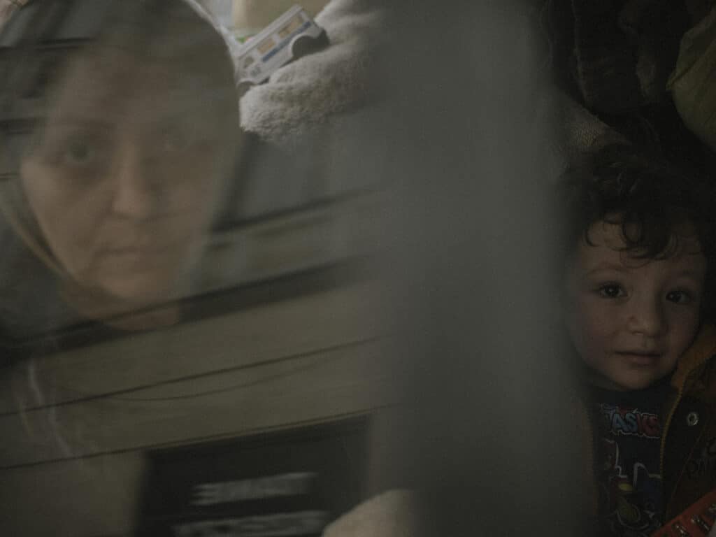 Une famille arménienne dans une voiture, devant la gare de Przemyśl, en Pologne. 2 mars 2022 © Ismail Ferdous / VU’ pour Blind