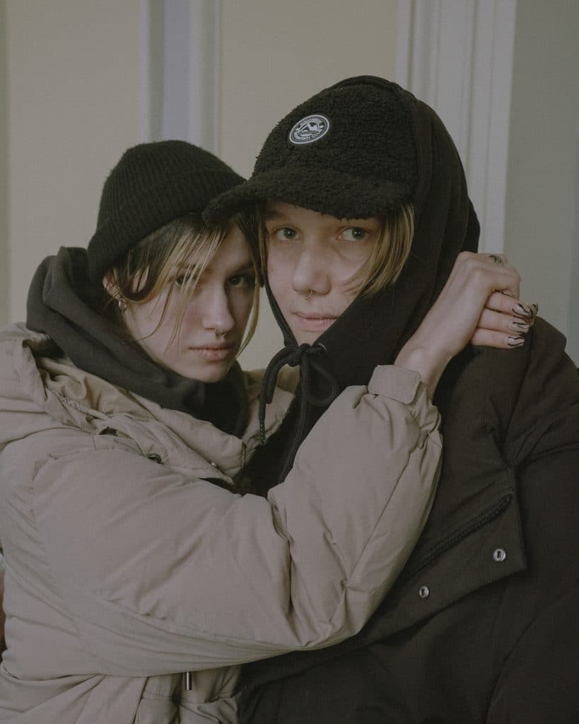 Simon et Alina, 17 ans, un couple d’adolescents de Kharkiv (Ukraine), à la gare de Przemysl. Ils sont entrés en Pologne par la frontière de Medyka entre l’Ukraine et la Pologne © Ismail Ferdous / VU’ pour Blind