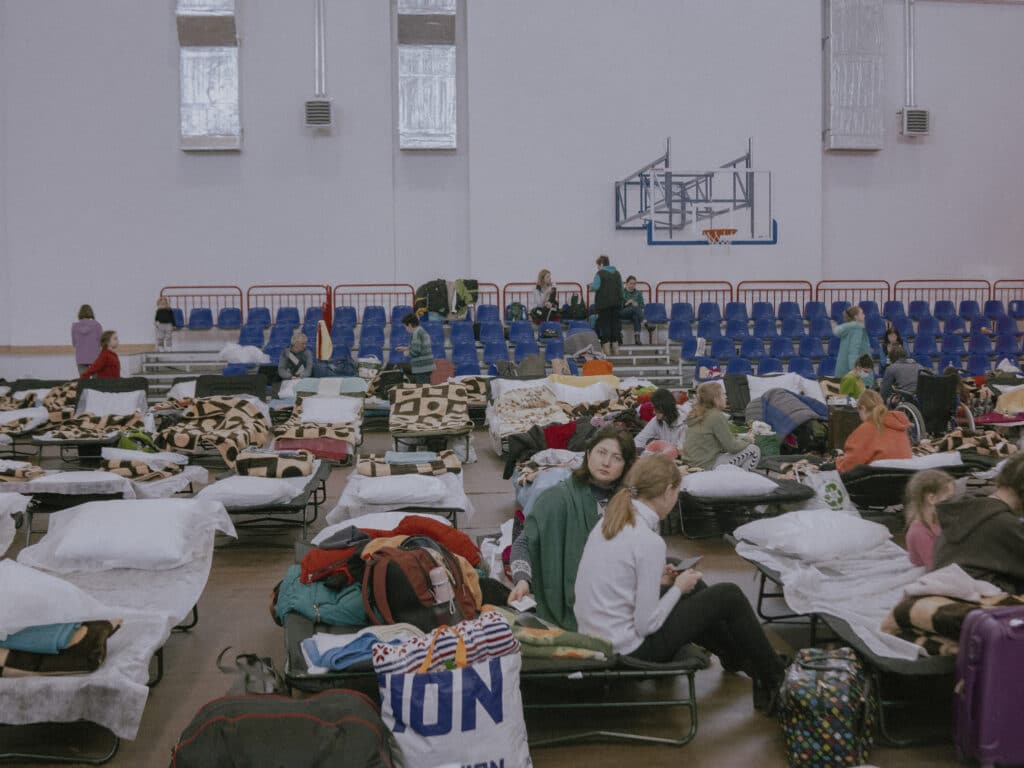 Oksana (au centreà dans un autre gymnase à Przemyśl, en Pologne. 2 mars 2022 © Ismail Ferdous / VU’ pour Blind