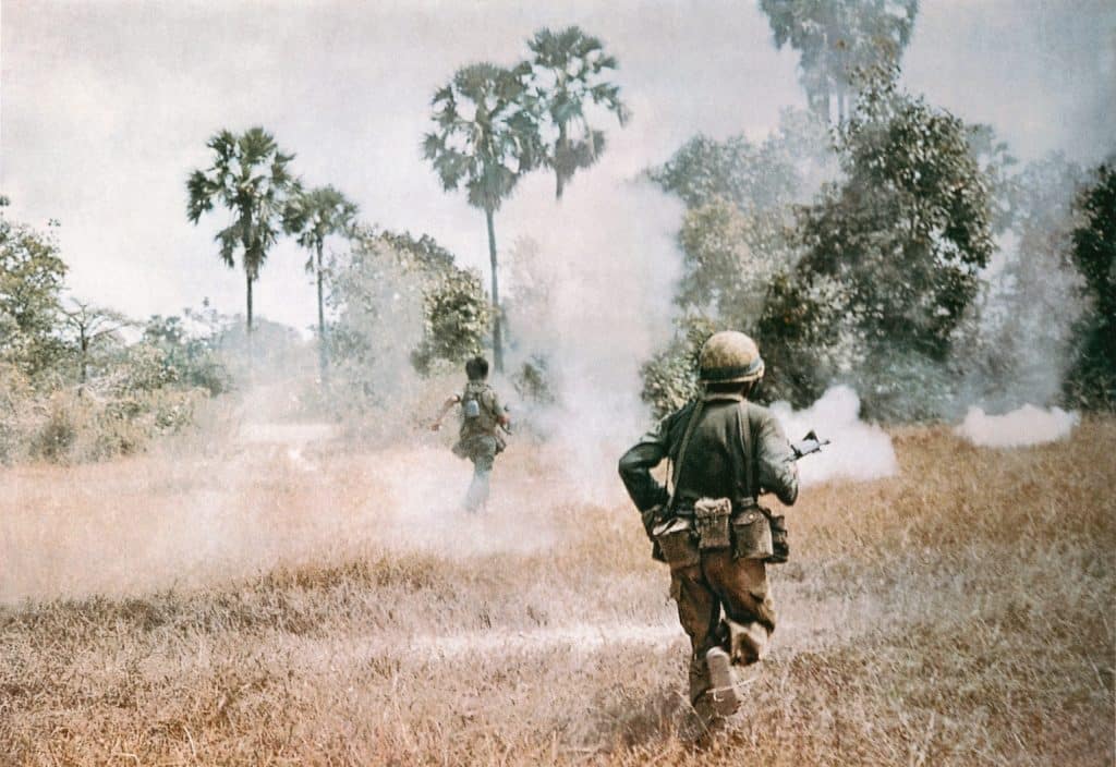 Cambodge, 1974. L’infanterie des forces gouvernementales monte à l’assaut sous le feu des Khmers rouges qui encerclent la capitale cambodgienne © Patrick Chauvel