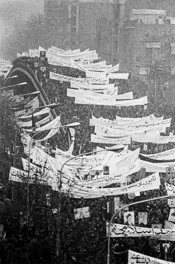 Iran, 1978. Manifestation du 11 décembre à Téhéran annonçant le début de la Révolution iranienne, qui provoquera le départ du shah Reza Pahlavi un mois plus tard © Patrick Chauvel