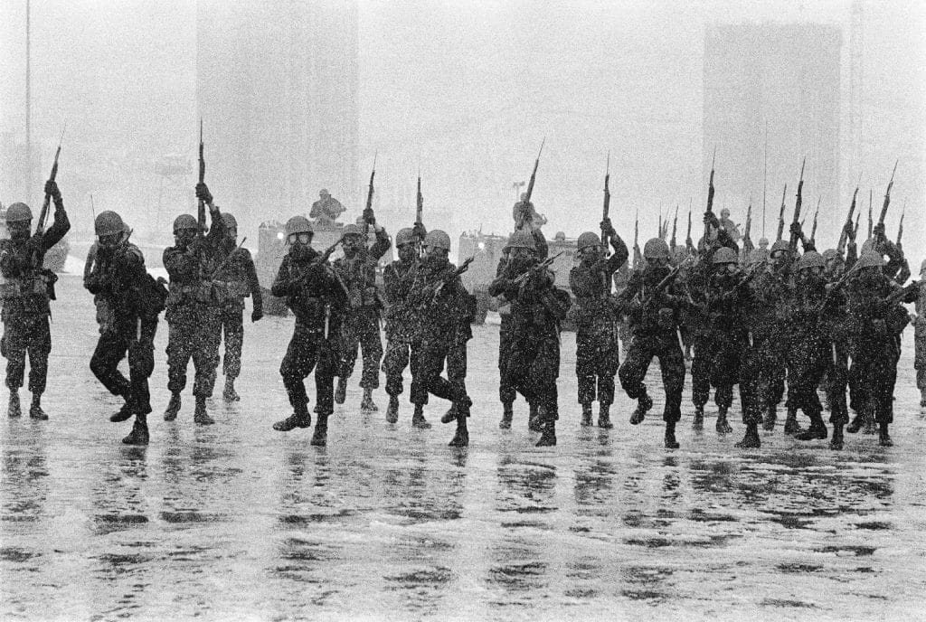 Iran, 1979. La garde impériale iranienne, corps d’élite de l’armée du shah d’Iran, lors d’une démonstration de force dans les rues de Téhéran © Patrick Chauvel