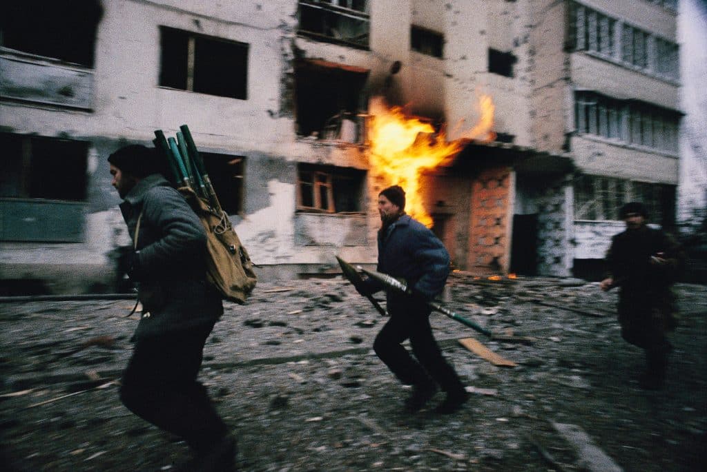 Tchétchénie, 1995. Trois combattants tchétchènes montent à l’assaut sous le feu russe © Patrick Chauvel