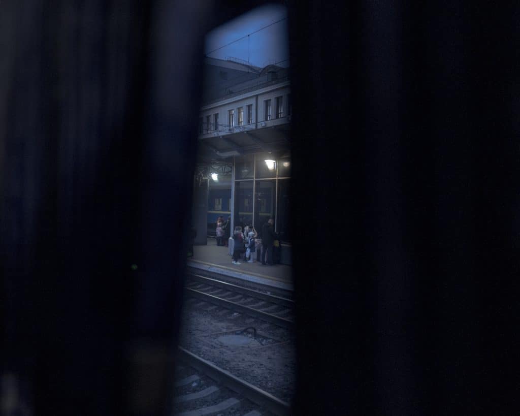 Fenêtre d'un train à la gare de Kyiv, en Ukraine. © Rafael Yaghobzadeh