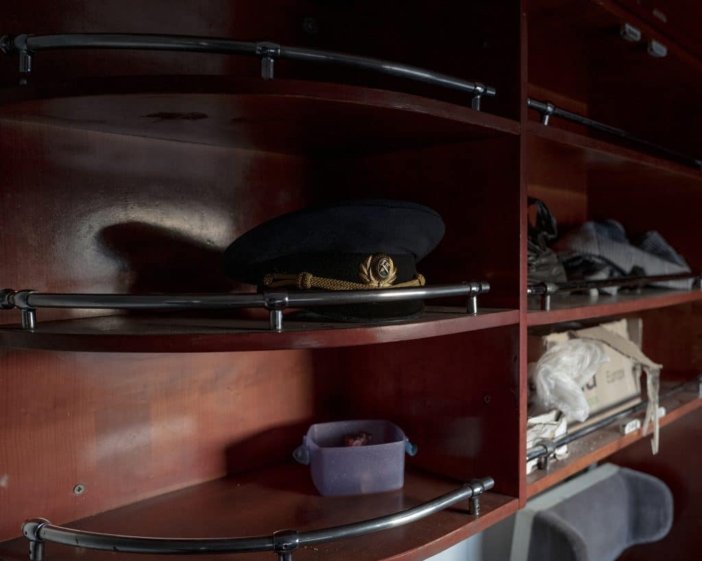 Une casquette de provodnit dans un ancien wagon restaurant, le 23 mars 2022. © Rafael Yaghobzadeh