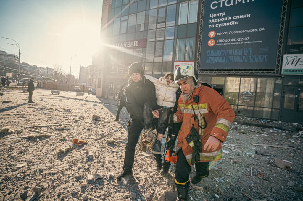 Kyiv. street Lobanovsky, 6-a. As a result of the shelling by the Russian Federation, the rocket hit a residential building! As a result, 17 to 21 floors were damaged. There was a major collapse, so rescuers immediately began evacuating and extinguishing the fire. This photo is an example of the dedication of firefighters who, despite enemy shelling, continue to work. © Pavel Petrov