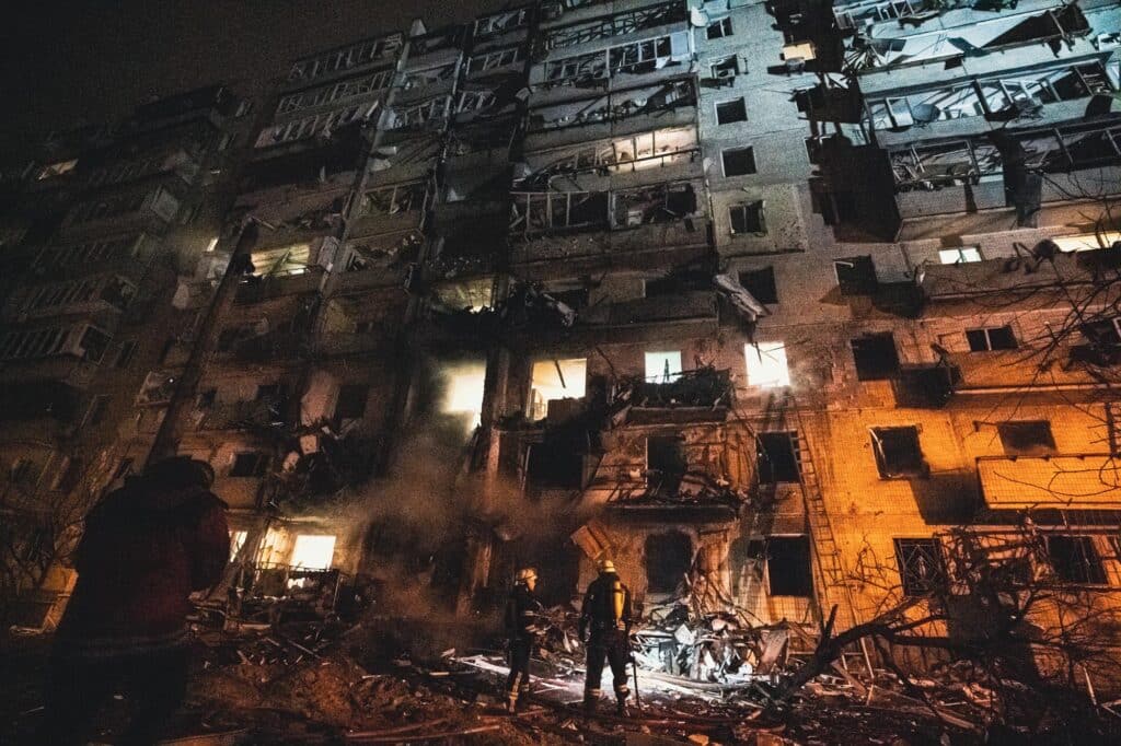 Kyiv. Rue Kosice, 7a. Suite à la chute d'un objet inconnu sous la maison, les balcons de la partie avant du 1er au 8ème étage d'un immeuble résidentiel de 15 étages ont été détruits, suivi d'un incendie au 11ème étage, ainsi que les structures externes de 3 entrées. C'était horrible, mais heureusement personne n'a été tué. © Pavel Petrov