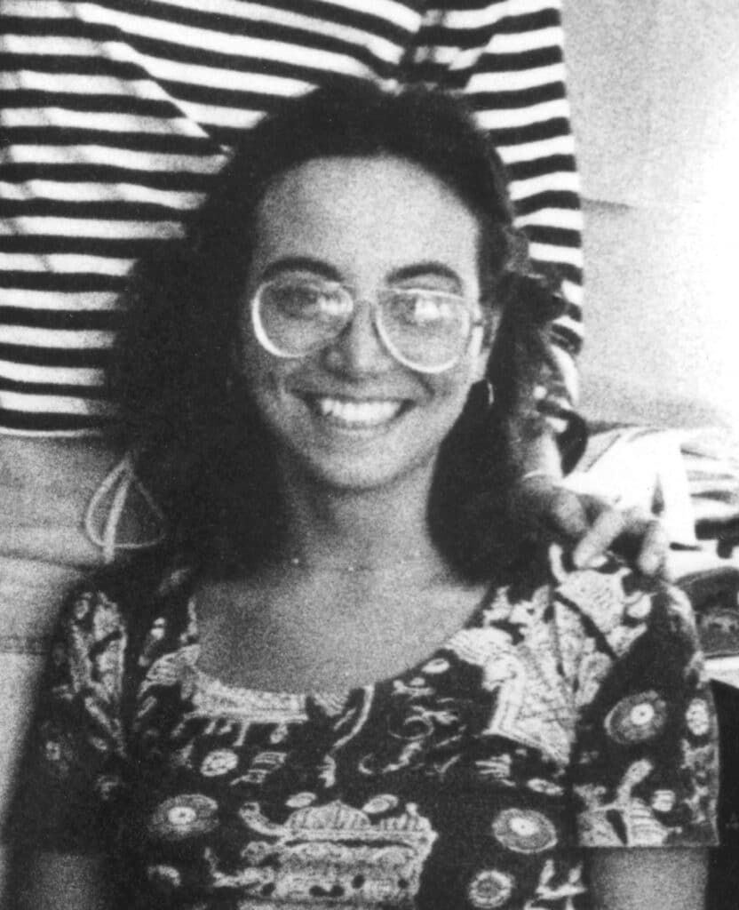 Michele McNally, photo prise dans les bureaux de Sygma à New York en 1974. Michele a 19 ans et Sygma est son premier emploi © Jean-Pierre Laffont