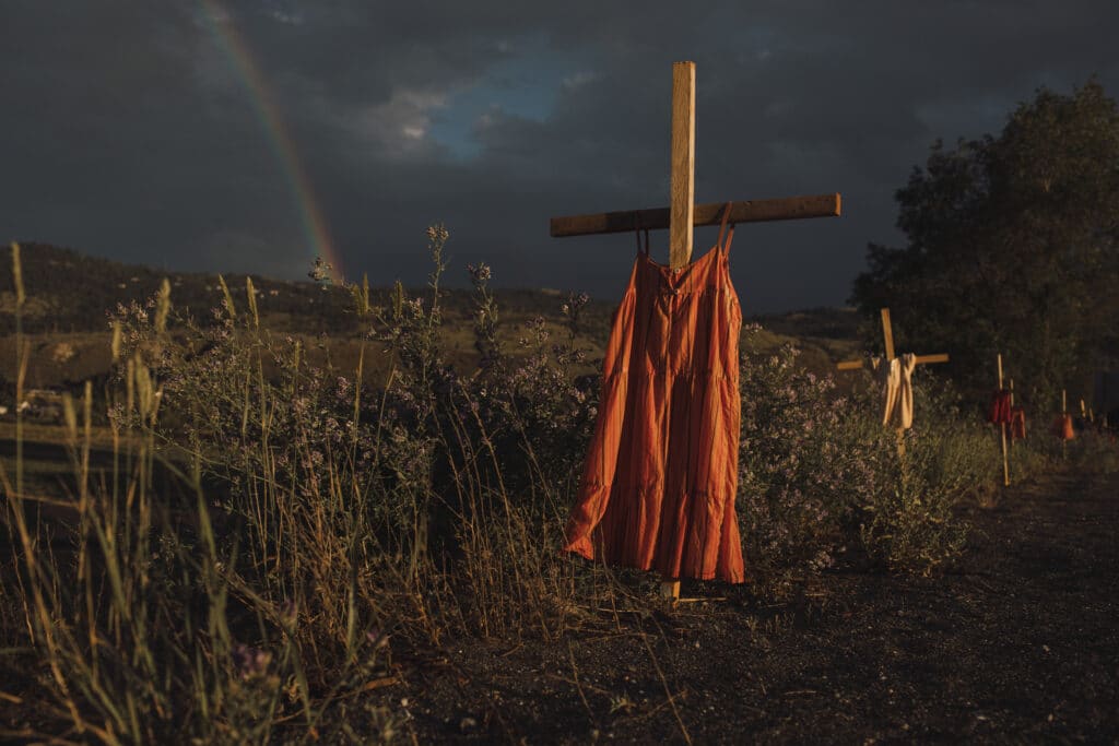 Une robe rouge le long de l'autoroute symbolise les enfants qui sont morts au pensionnat indien de Kamloops, à Kamloops (Colombie-Britannique), le samedi 19 juin 2021. Les robes rouges sont également utilisées pour signifier le nombre disproportionné de femmes et de filles indigènes disparues et assassinées. © Amber Bracken pour le New York Times