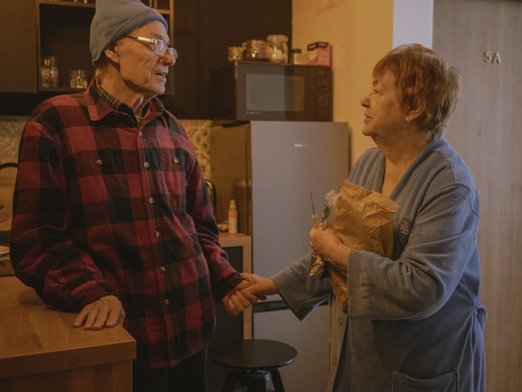 Peter, 84 ans, professeur de physique à la retraite de l'université de Kharkiv et sa femme Olga, qui ont fui à Lublin en Pologne. 11 mars 2022 © Ismail Ferdous / Agence VU' pour Blind