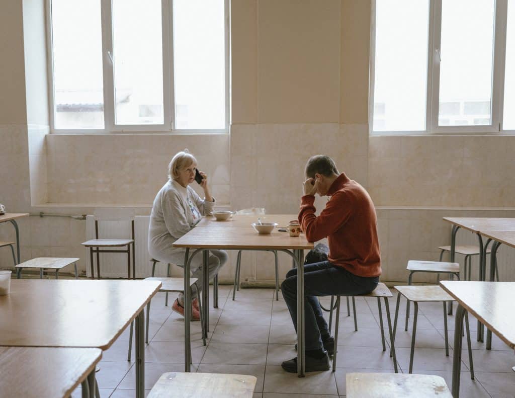 Salle à manger École transformée en abri de fortune pour les réfugiés dans le Chop Ukraine. 15 mars 2022 © Ismail Ferdous / Agence VU’ pour Blind