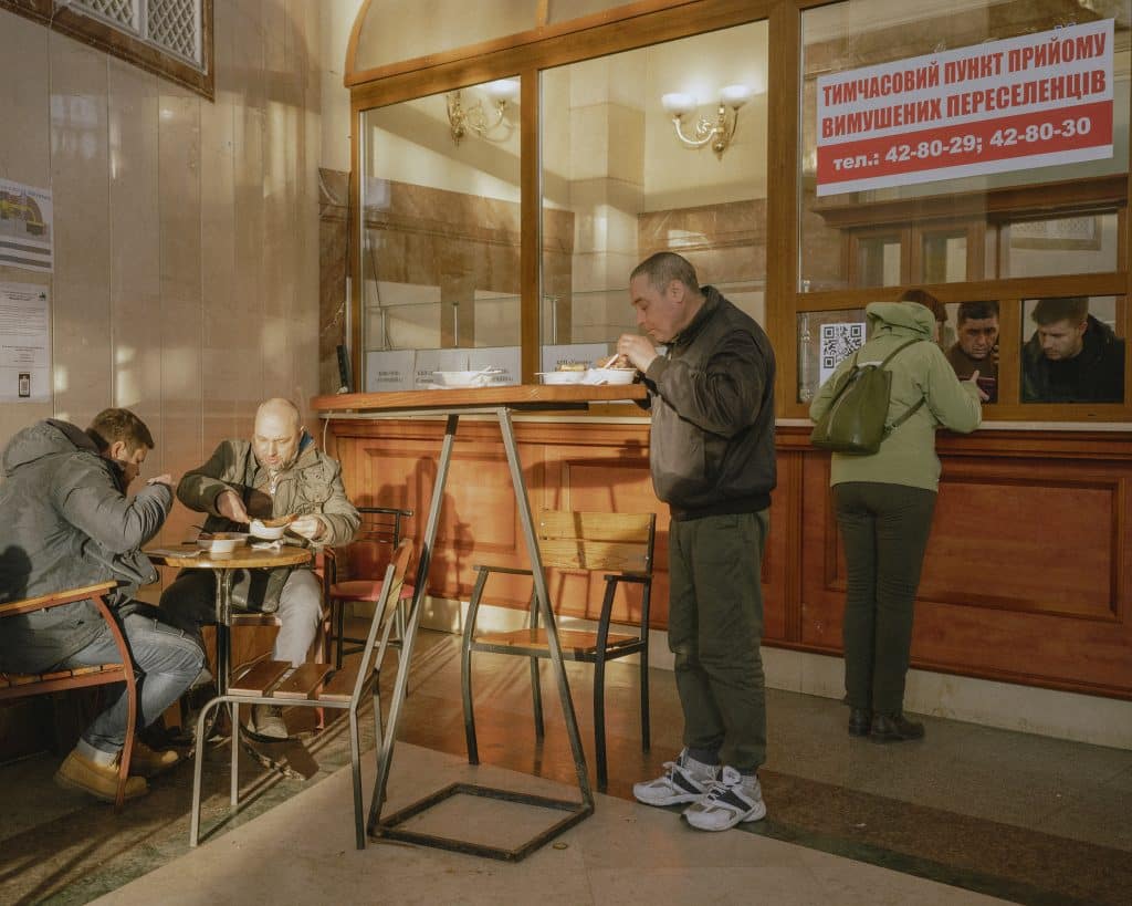Des personnes viennent manger à la gare d'Uzhhorod, en Ukraine. 17 mars 2022 © Ismail Ferdous / Agence VU' pour Blind