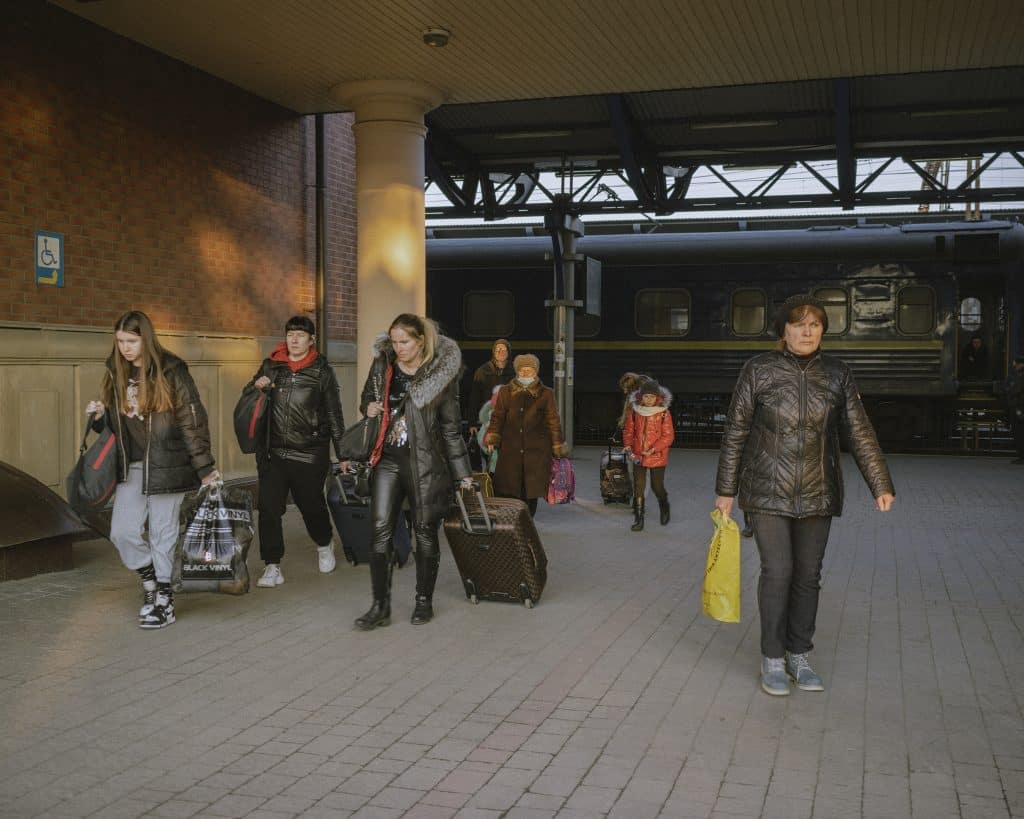 A la gare d'Uzhhorod : Des Ukrainiens qui arrivent de différentes régions de leur pays. 17 mars 2022 © Ismail Ferdous / Agence VU' pour Blind