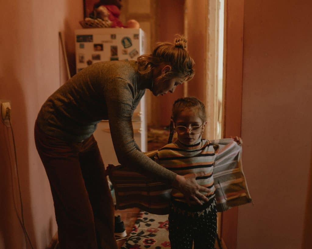 Tetyana avec sa petite fille, à Chop. 15 mars 2022 © Ismail Ferdous / Agence VU' pour Blind