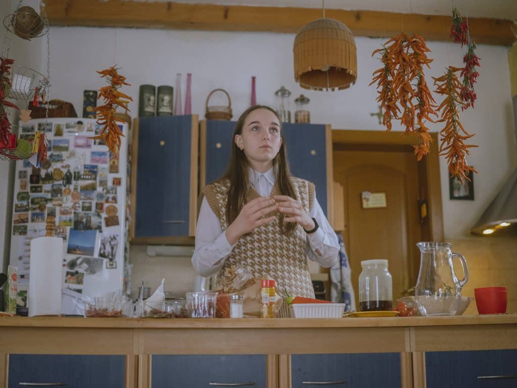 Eva, une jeune fille de 14 ans originaire d'Odessa, accueillie par Iveta Hurna, à Presov, en Slovaquie. 9 mars 2022 © Ismail Ferdous / Agence VU' pour Blind