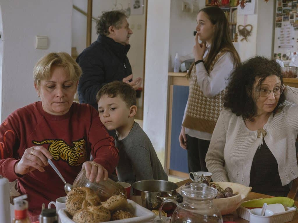 Une jeune fille de 14 ans originaire d'Odessa, accueillie avec son frère et son fils par Iveta Hurna, à Presov, en Slovaquie. 9 mars 2022 © Ismail Ferdous / Agence VU' pour Blind