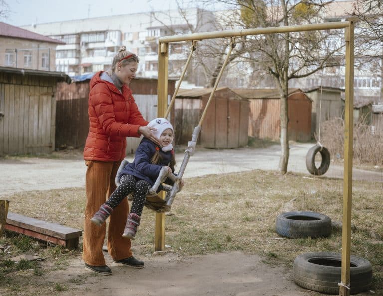 Tetyanax with her young daughter, in Chop. March 15, 2022 © Ismail Ferdous / Agence VU' for Blind