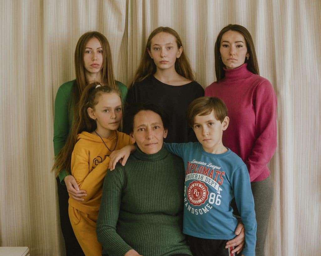 Natalia, avec ses quatre filles et un fils, à Chop, en Ukraine. 15 mars 2022 © Ismail Ferdous / Agence VU' pour Blind