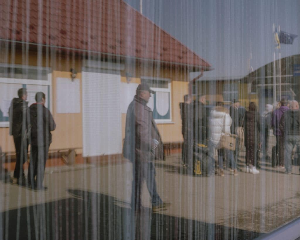 At the border between Ukraine and Slovakia from the Ukrainian side. Velyki Selmentsi (Slovakia) - Mali Selmentsi (Ukraine). March 17, 2022 © Ismail Ferdous / Agence VU' for Blind