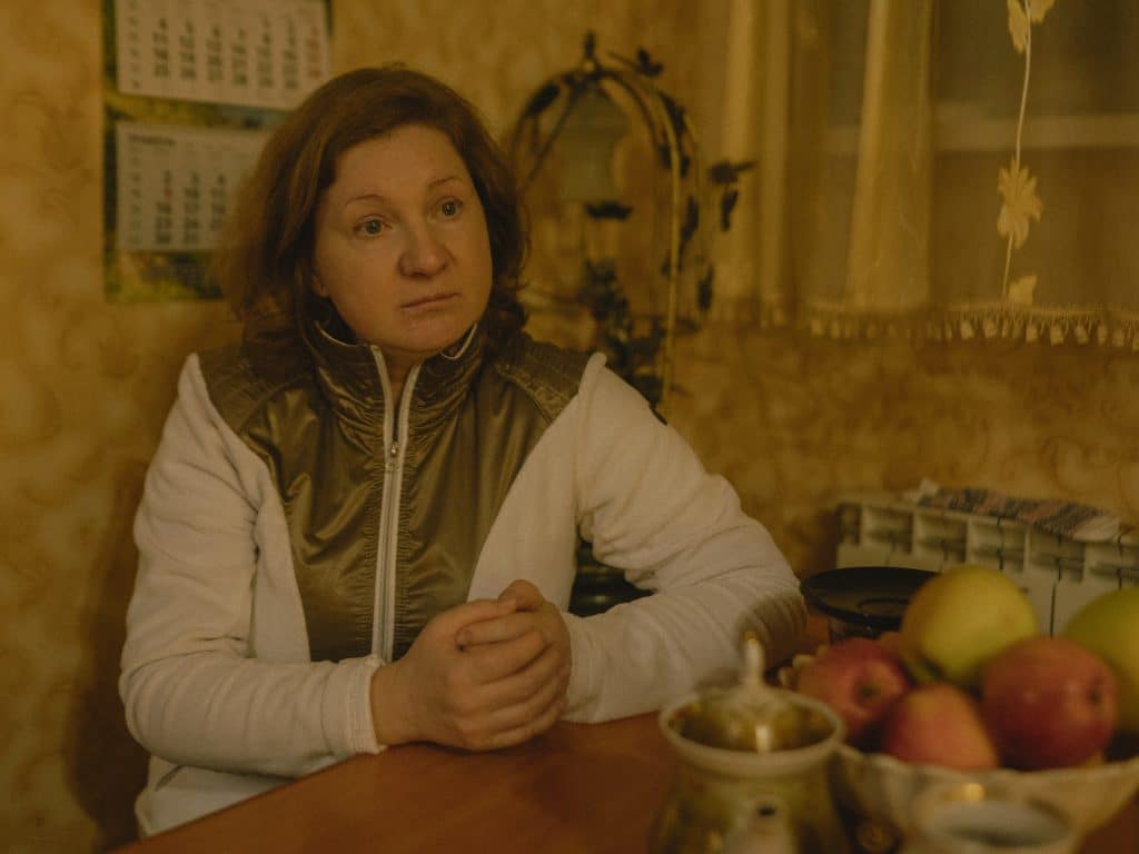 Olga et sa fille Diana vivaient à Kiev. Le 24 février, elles se réveillent à cause des explosions et font précipitamment leurs valises avec son mari. Ils fuient vers l'Allemagne. © Ismail Ferdous / VU' pour Blind