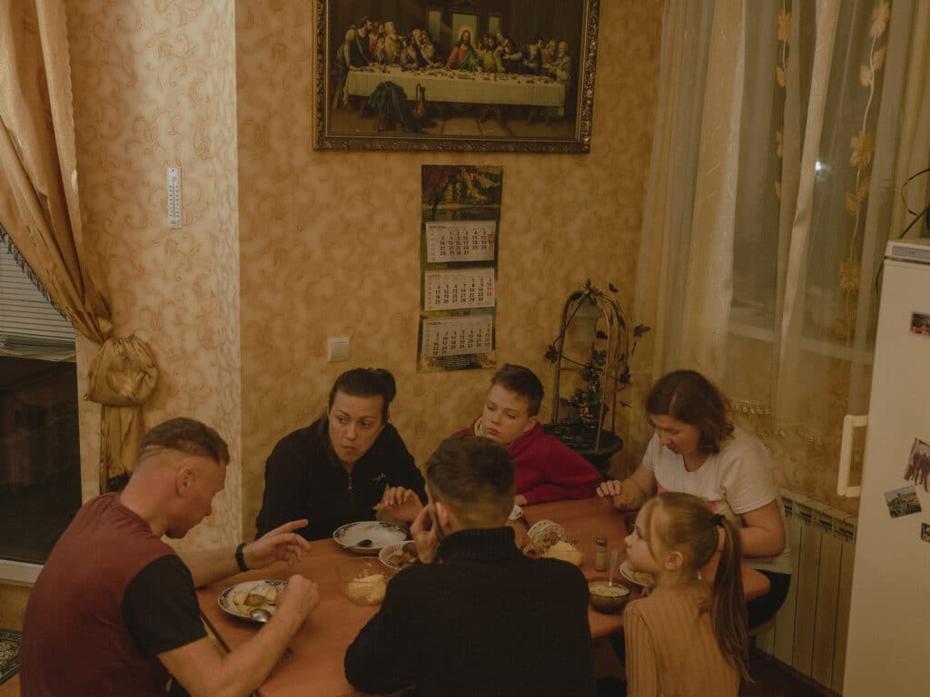 Le dernier dîner d'Olga, Dinana, Marina et son fils Mikhailo en Ukraine avant leur départ pour Munich, en Allemagne. Le frère d'Olga reste à Uzhhorod et fait du bénévolat. © Ismail Ferdous / VU' pour les aveugles