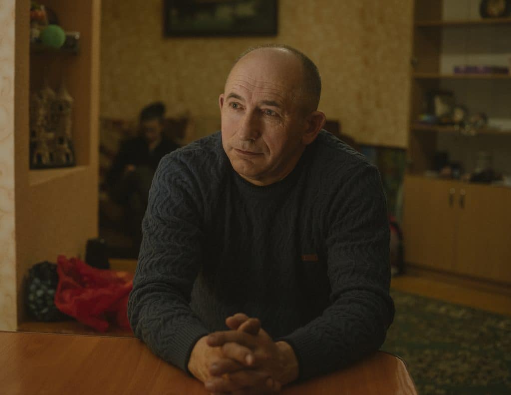 Stepan, le mari d'Oksana. Il s'est porté volontaire pour aider d'autres personnes déplacées par la guerre, tout en étant peut-être mobilisé. © Ismail Ferdous / VU' pour Blind