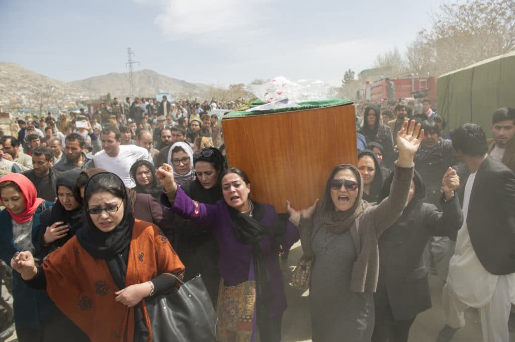 En signe de protestation, des femmes afghanes portent le cercueil de Farkhunda Malikzada, tuée publiquement par une foule en colère à Kaboul, en Afghanistan, le 19 mars 2015.