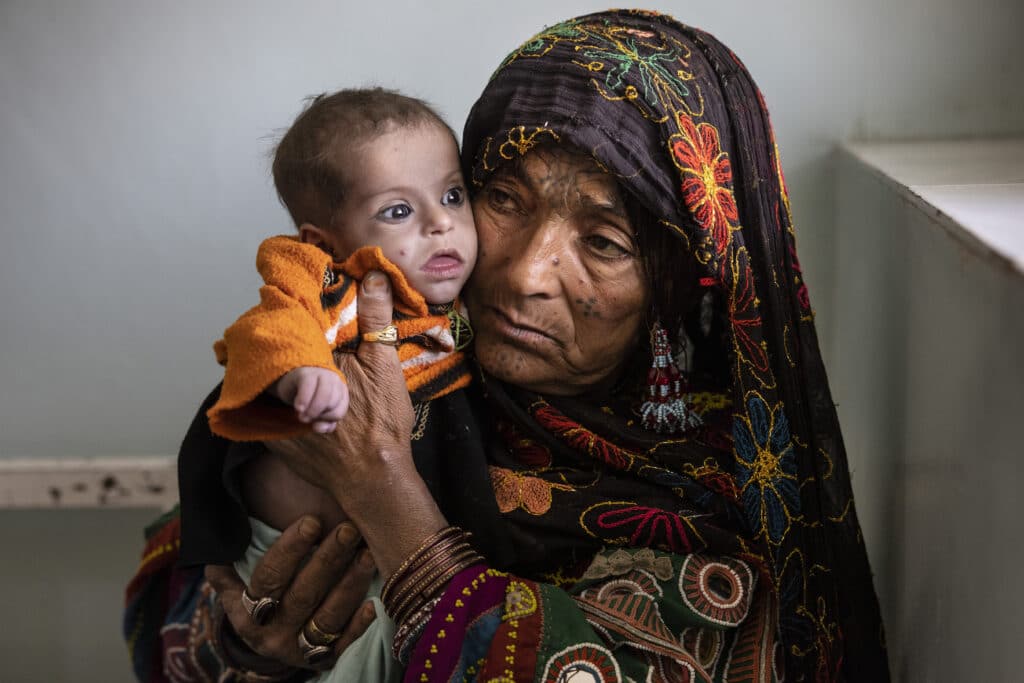 Kandahar, Afghanistan. À l'hôpital régional de Mirwais, dans le service de malnutrition pédiatrique, Fatima tient dans ses bras son petit-fils, Safatullah, 7 mois, qui souffre de malnutrition sévère et ne pèse que 3 kg. Sa mère est morte après l'accouchement, et cette grand-mère doit s'occuper de 4 enfants. Les Kuchi sont une tribu ethnique nomade, ils sont extrêmement pauvres. De nombreuses régions du pays sont menacées de famine cet hiver. L'hôpital régional de Mirwais, le principal du sud de l'Afghanistan, est déjà confronté à une augmentation rapide des cas de malnutrition infantile © Farzana Wahidy