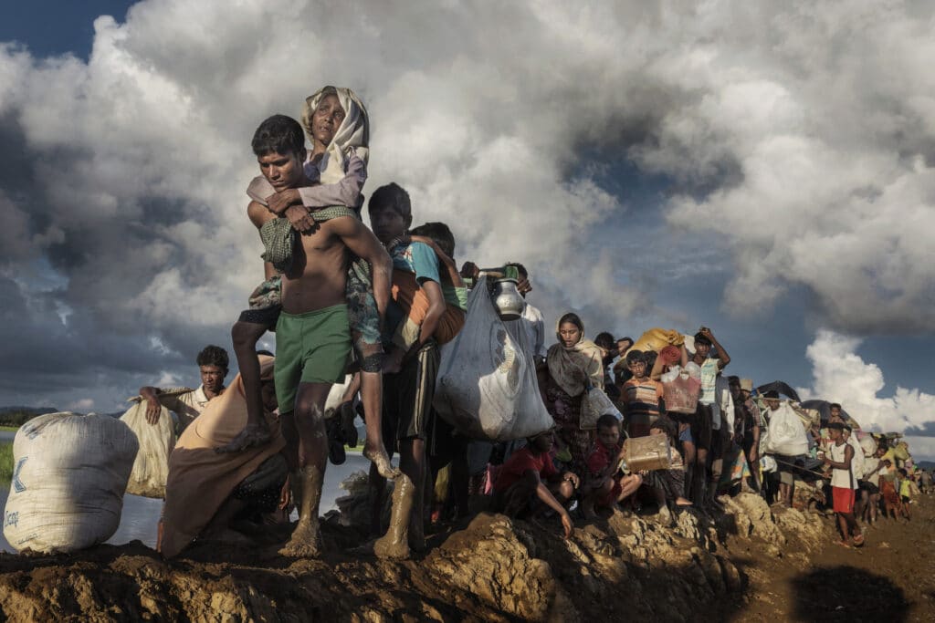 Palong Khali, Bangladesh. Des milliers de réfugiés rohingyas épuisés, fuyant le Myanmar, marchent le long d'une rizière boueuse après avoir traversé la frontière à Palang Khali, Cox's Bazar, au Bangladesh. Plus de 755 000 réfugiés rohingyas ont fui vers le Bangladesh depuis la fin du mois d'août, lors de la flambée de violence dans l'État de Rakhine, provoquant une crise humanitaire dans la région et posant des problèmes permanents aux organismes d'aide. Un policier braque une lampe de poche sur un homme soupçonné d'avoir fait une overdose, alors que des toxicomanes fument de l'héroïne et de la méthamphétamine dans une zone où des centaines de consommateurs vivent dans des conditions sordides à Pul-e-Sukhta, sous un pont, dans l'ouest de Kaboul © Paula Bronstein