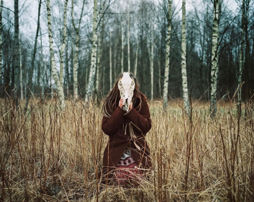 Portrait de Olga Krystyna Salomea par Andrea Olga Mantovani avec un squelette de cerf dans la forêt de Bialowieza